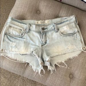 A&F LIGHT DISTRESSED JEAN SHORT